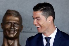 Na letišti odhalili děsivou sochu Cristiana Ronalda. Vypadá jak postava z hororu, smějí se mu lidé