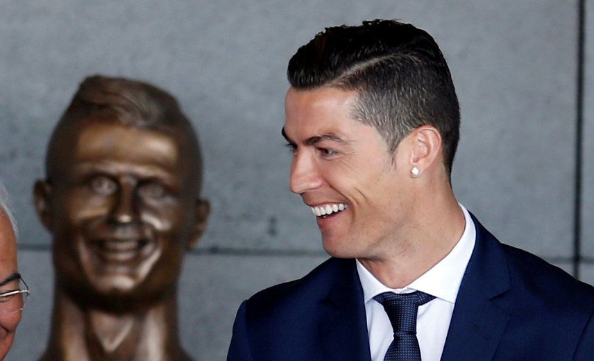 Cristiano Ronaldo se svou bustou u letiště, které pojmenovali po něm
