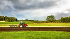 Zemědělství, traktor na poli, ilustrační foto
