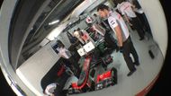 Lewis Hamilton nastupuje do svého McLarenu, aby se popral s okruhem Buddh International Circuit.