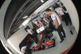 Lewis Hamilton nastupuje do svého McLarenu, aby se popral s okruhem Buddh International Circuit.