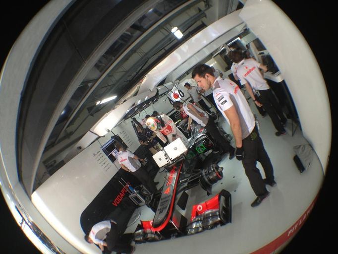 Lewis Hamilton nastupuje do svého McLarenu, aby se popral s okruhem Buddh International Circuit.