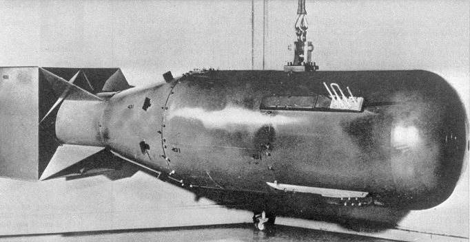 První atomová bomba nazvaná "Little Boy" vážila 408 kg. Byla svržena z amerického letadlaB-29 na japonské město Hirošima 6.srpna 1945. --- Fisrt nuclear bomb was nicknamed "Little Boy" and was released from Enola Gay above Hiroshima on August 6, 1945.