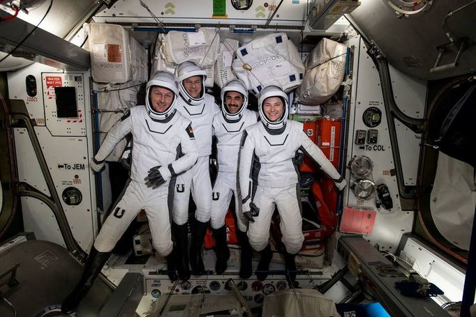 Členové posádky vesmírné mise NASA SpaceX Crew-3 ve skafandrech Dragon. 21. 8. 2022.