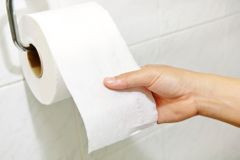 Důchodce ukradl toaletní papír za šest korun. Dostal za to pokutu 40 tisíc