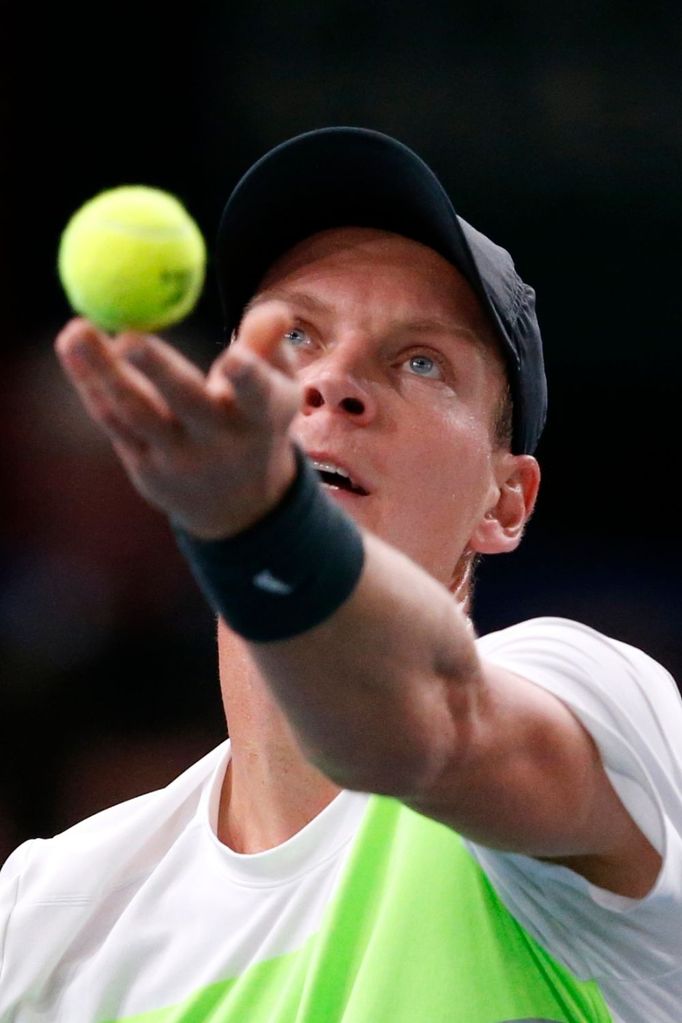 Český tenista Tomáš Berdych ve čtvrtfinále paříšského Masters 2012 v utkání proti Francouzi Gillesu Simonovi.