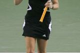 Tenistka Martina Hingisová se raduje z vítězství nad Francouzkou Nathalií Dechyovou v prvním kole Australian Open.