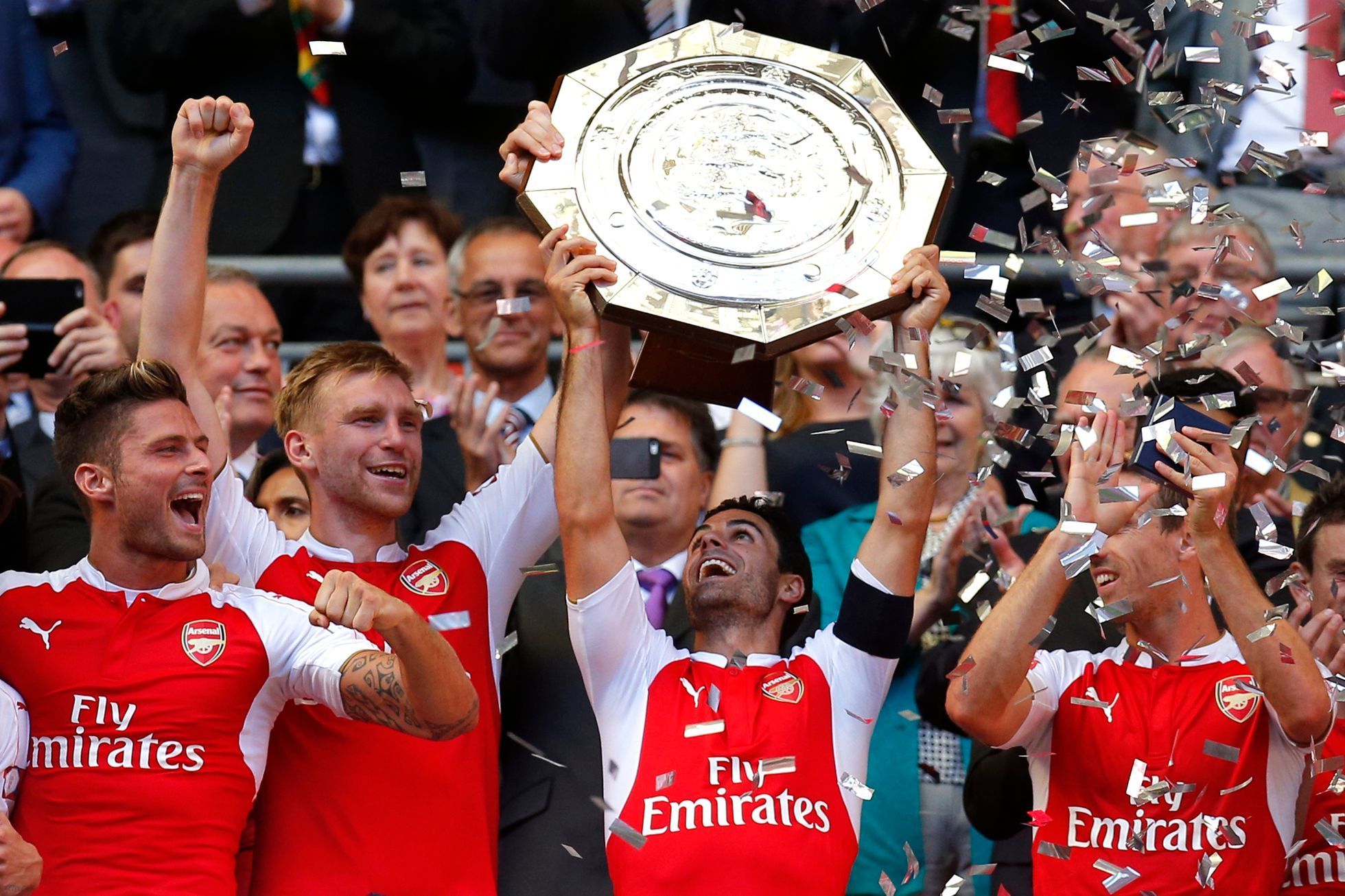 Arsenal s trofejí pro vítěze Cmmunity Shield 2015
