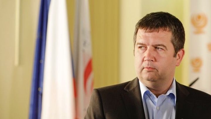 Neutíkám od odpovědnosti, říká po debaklu ČSSD Hamáček. Jeho pozice ale slábne