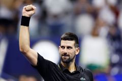 Djokovič i Sabalenková vstoupili do US Open vítězně. Medveděv znovu shořel