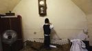 Haim Kreus, 6, hangs a decoration on the wall during his family's preparations for the Jewish Sabbath in Jerusalem's Mea Shearim neighbourhood June 29, 2012. The Kreus family are a member of Neturei Karta, a fringe ultra-Orthodox movement within the anti-Zionist bloc. The ultra-Orthodox Jews have gone from being a tiny minority in Israel's mostly secular society to its fastest-growing sector, now about 10 percent of the 7.8 million population. They are exempt from military duty in Israel but draft deferments and state subsidies for the ultra-Orthodox have become a divisive political issue in Israel, where the government must decide a new law by August to ensure more of them do military service. Picture taken June 29, 2012. REUTERS/Ronen Zvulun (JERUSALEM - Tags: RELIGION POLITICS MILITARY) ATTENTION EDITORS - PICTURE 6 OF 21 FOR PACKAGE "ISRAEL'S ULTRA-ORTHODOX". SEARCH "ULTRA-ORTHODOX" FOR ALL PICTURES Published: Čec. 6, 2012, 10 dop.