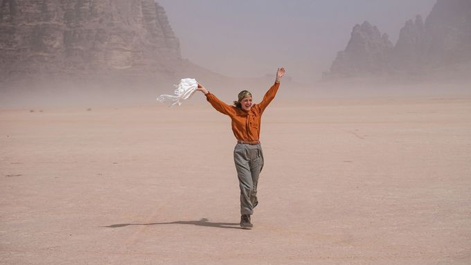 Vicky Kriepsová jako Ingeborg Bachmannová v poušti.
