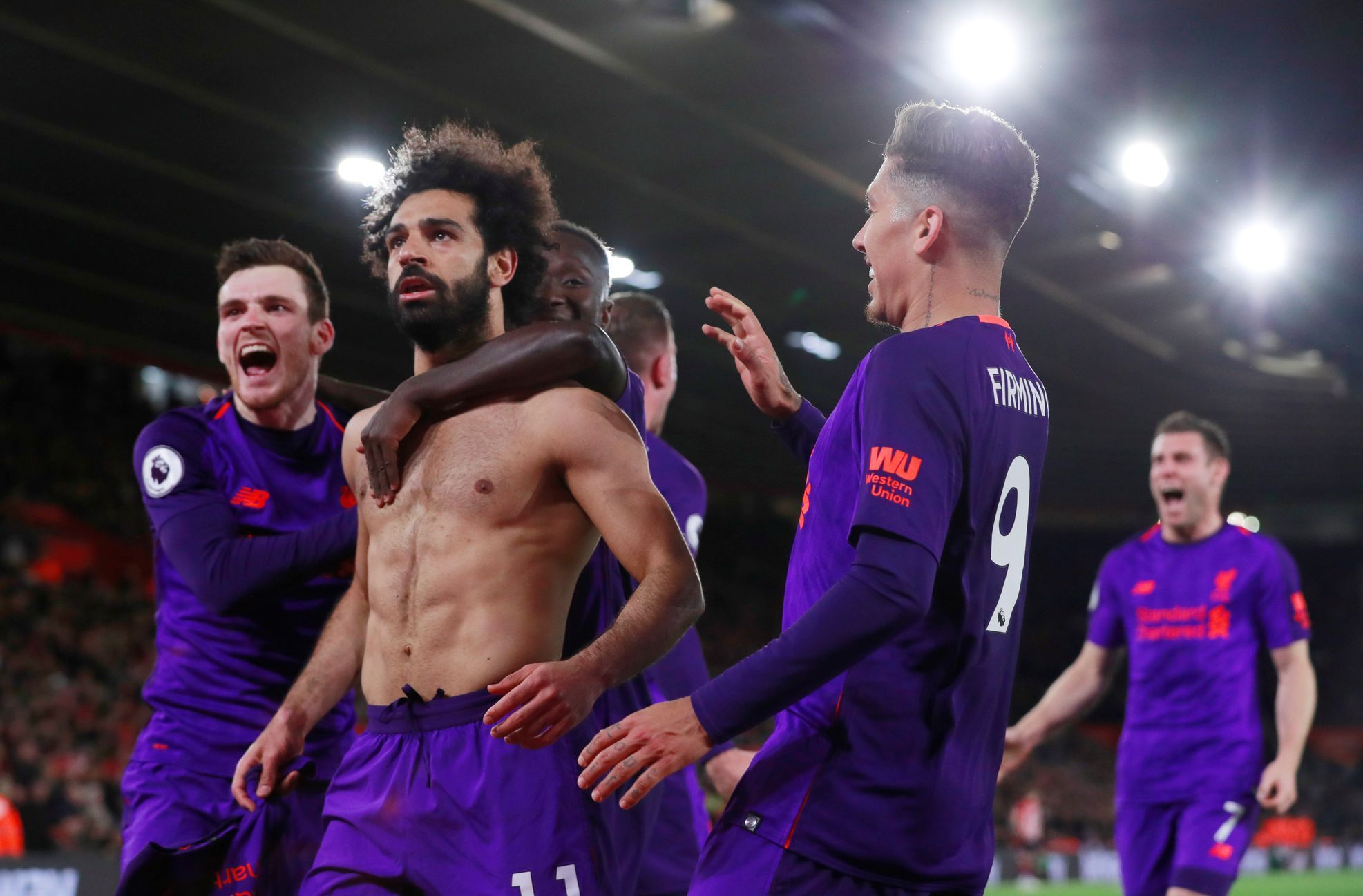 33. anglické Premier League 2018/19, Southampton - Liverpool: Mohamed Salah slaví gól na 1:2.