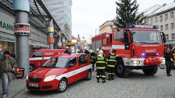 Hasiči zachraňovali chlapce zaseklého v eskalátoru