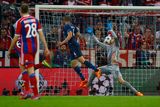 Bayern na pátý pokus poprvé otočil v pohárech dvojzápas, v němž v úvodním duelu venku nabral dvougólové manko. Přesto hned od začátku spustil gólovou smršť.
