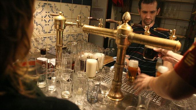 Všechny bary zaplněné Američany měly otevřeno až do rána. Přinejmenším jedno měly společné - barmanům neustále chyběly půllitry na pivo.
