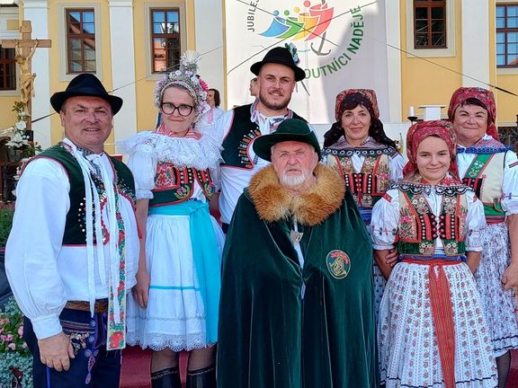 "Delegace" z Louky nad Veličkou. Jak Škopík mladší vlevo, Jan Škopík starší uprostřed (v plášti). 5. července 2025.