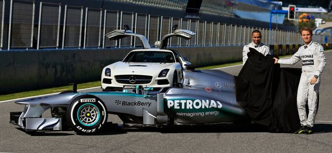 Mercedes W04: Lewis Hamilton a Nico Rosberg