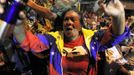 Supporters of Venezuelan President Hugo Chavez cheer as he appears on a balcony of the Miraflores Palace in Caracas October 7, 2012. Venezuela's socialist President Chavez won re-election in Sunday's vote with 54 percent of the ballot to beat opposition challenger Henrique Capriles. REUTERS/Tomas Bravo (VENEZUELA - Tags: POLITICS ELECTIONS) Published: Říj. 8, 2012, 5:55 dop.