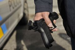 Plzeňský strážník si při čistění zbraně omylem prostřelil nohu, o nováčka nešlo