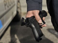 Plynová pistole, ze které útočník na prezidenta Klause vystřelil. Po útoku ji zadržela policie