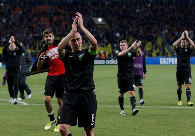 Fotbalista Celticu Glasgow Scott Brown slaví se spoluhráči vítězství nad Spartakem Moskva v utkání Ligy mistrů 2012/13.