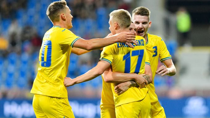 Hráči Ukrajiny se radují z prvního gólu.
