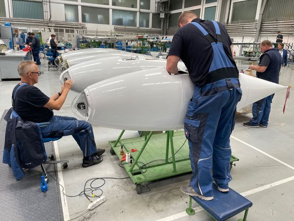 Jeden z posledních úkonů, než je letadlo úplně hotové. Montáž koncových nádrží na křídlo.