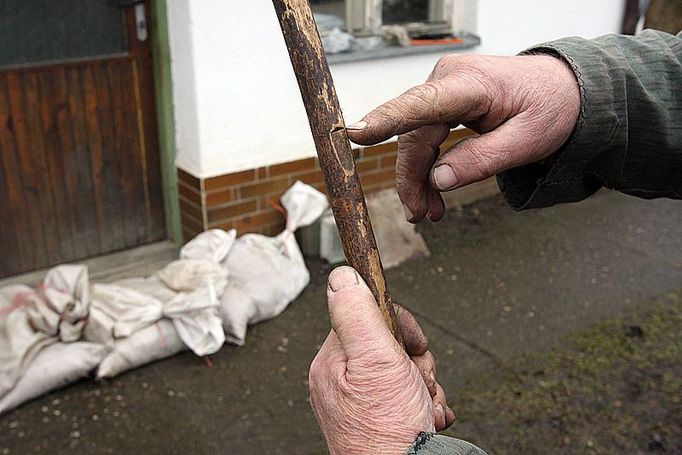 Nejvyšší zářez na holi je z dubna 2006, to byla hladina v domě metr nad podlahou.