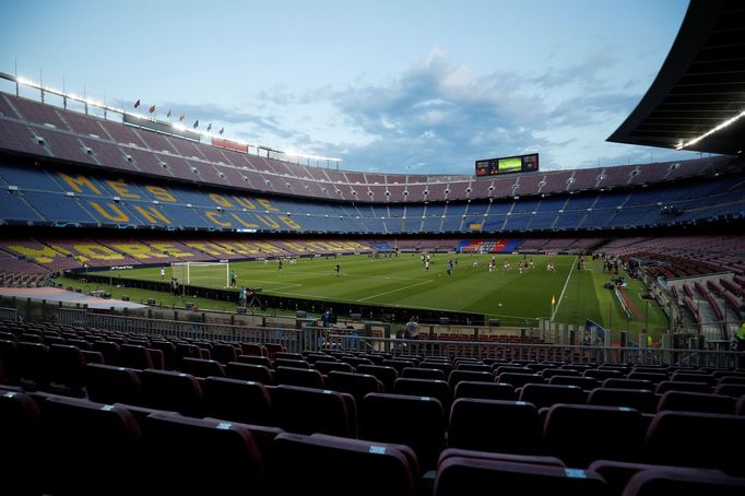 Prázdné hlediště stadionu Camp Nou v odvetném osmifinále Ligy mistrů Barcelona - Neapol