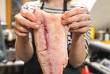 "Kapří maso je dostupné, výživné, na bílkoviny bohaté, a my přitom většinu našich kaprů vyvážíme do západní Evropy, do Německa, Rakouska nebo Francie," říká Čulík.