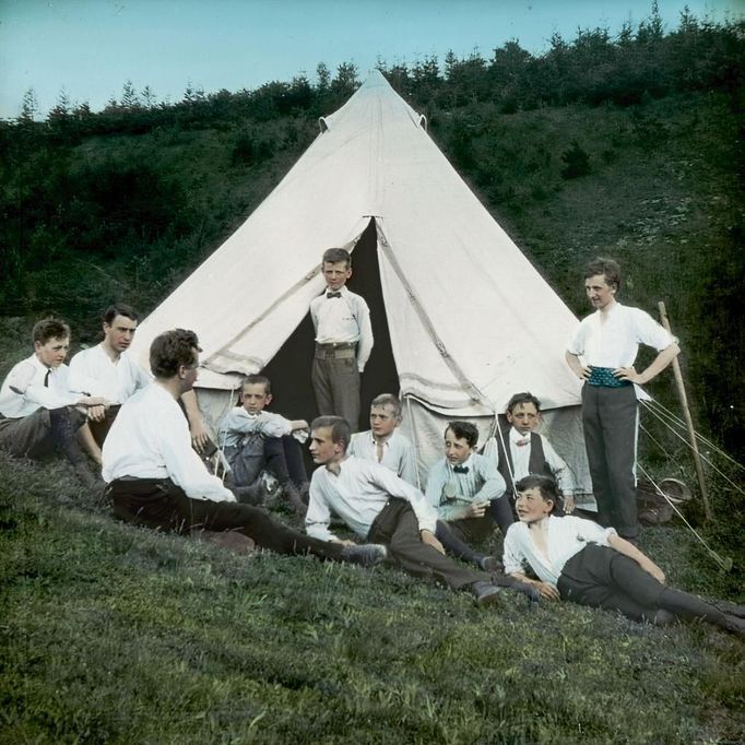 Od podzimu 1911 konal středoškolský profesor A. B. Svojsík se žáky žižkovské reálky pokusy se skautingem, většinou v Prokopském údolí nebo v Radotíně u Prahy.