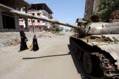 Provládní síly v Jemenu ohrožují zdravotníky i civilisty, tvrdí Amnesty. Úřady to odmítají