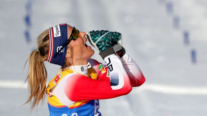 Therese Johaugová slaví vítězství v závodě na 10 km klasicky na MS v Seefeld u 2019