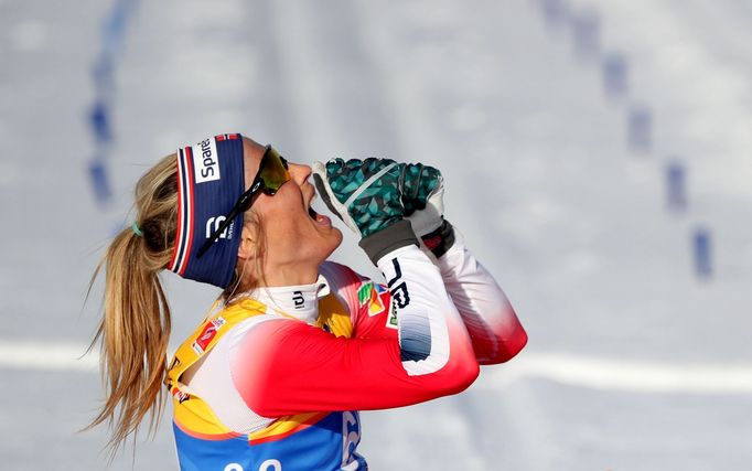 Therese Johaugová slaví vítězství v závodě na 10 km klasicky na MS v Seefeld u 2019