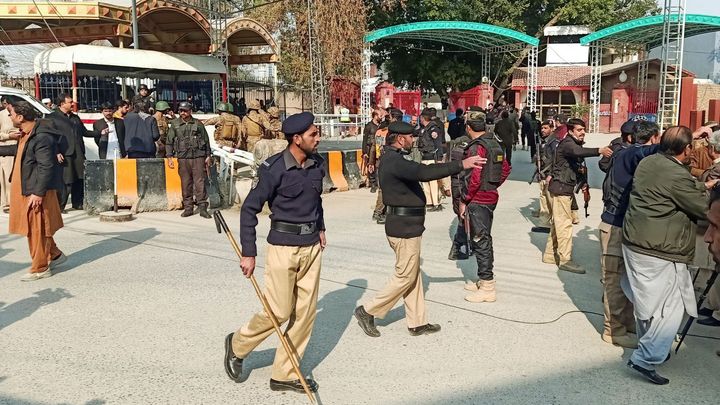 Při sebevražedném útoku v Pákistánu zemřelo nejméně 32 lidí, zřítila se i část mešity; Zdroj foto: Reuters