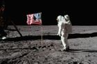 Osud věcí z mise Apollo 11: vlajka se zřejmě rozpadla, modul skončil v muzeu