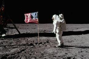 Osud věcí z mise Apollo 11: vlajka se zřejmě rozpadla, modul skončil v muzeu