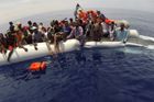 Loď provozovaná Lékaři bez hranic zachránila u Libye 85 migrantů