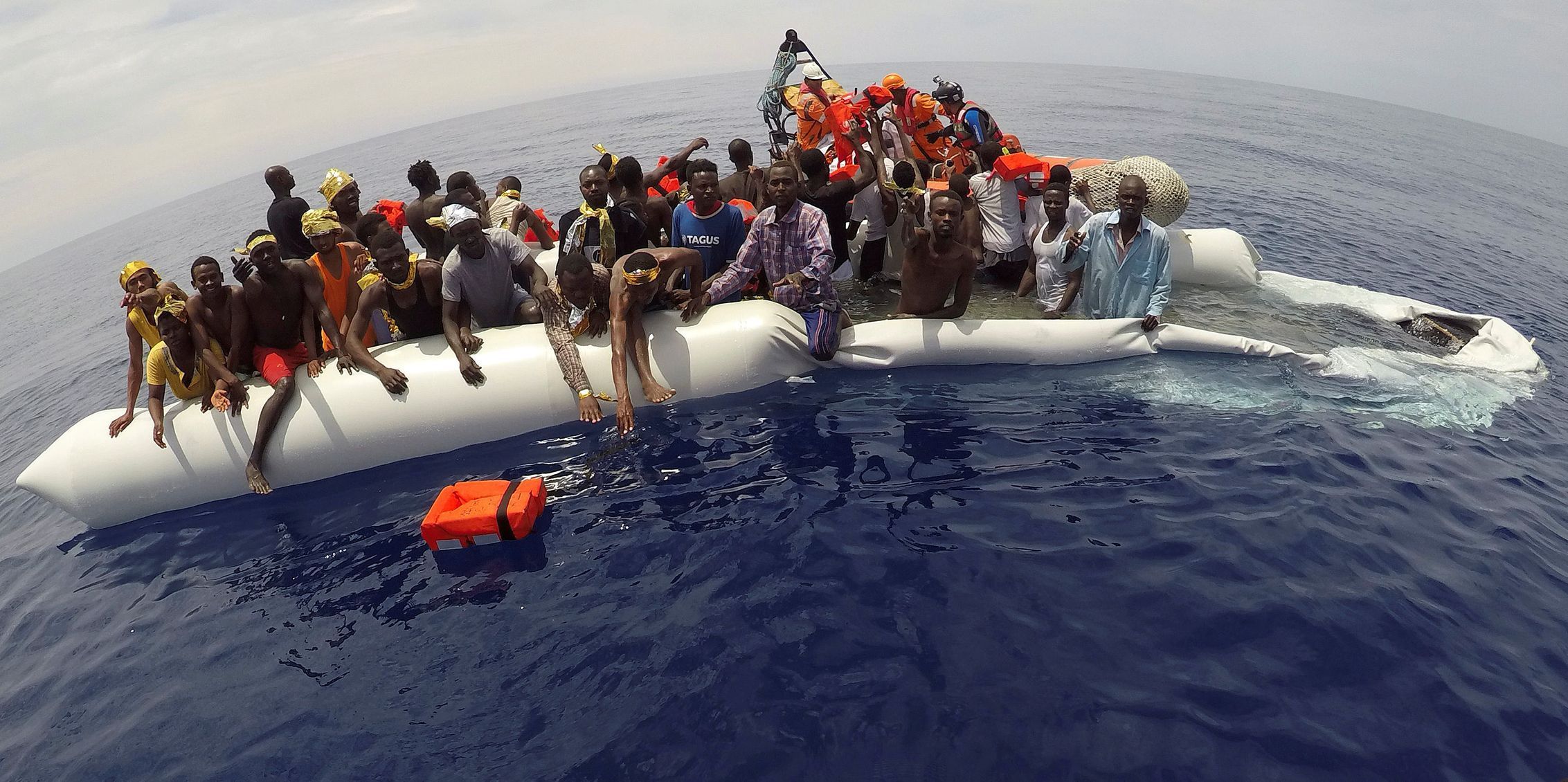 Migranti ve vlnách Středozemního moře