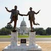 USA, Washington, Donald Trump, Jeffrey Epstein, socha, instalace, The Secret Handshake, odstranění,