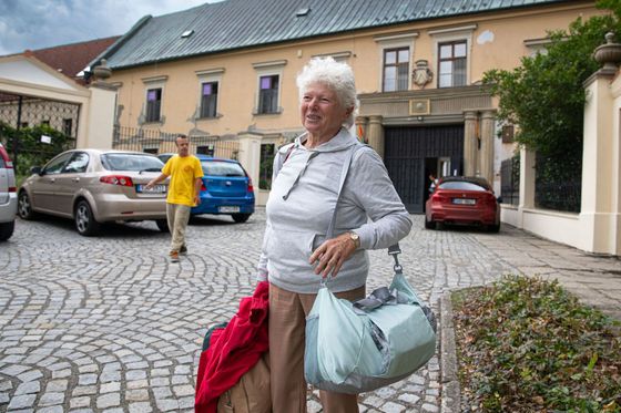 Důchodkyně Božena, jedna z následovatelek gurua.