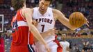 Basketbalista Toronta Raptors Andrea Bargnani (vpravo) bojuje s Janem Veselým z Washingtonu Wizards během přípravného utkání NBA 2012/13.