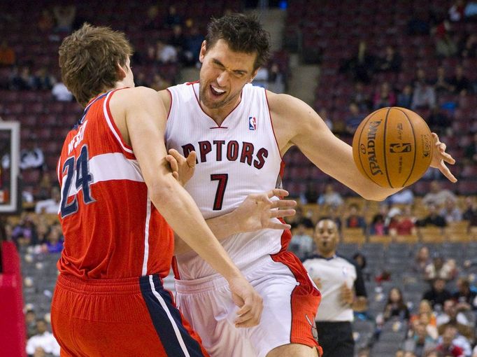 Basketbalista Toronta Raptors Andrea Bargnani (vpravo) bojuje s Janem Veselým z Washingtonu Wizards během přípravného utkání NBA 2012/13.