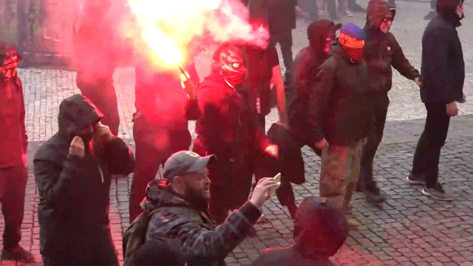 Policie na Staroměstském náměstí rozháněla demonstranty a odpůrce roušek