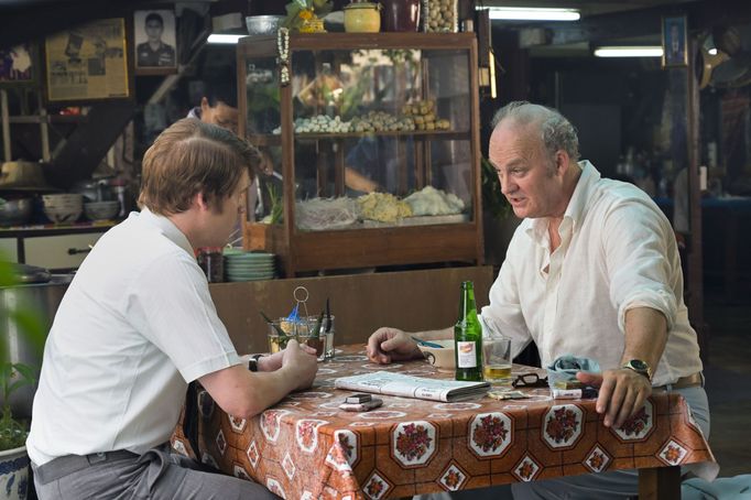 Billy Howle jako Herman Knippenberg a Tim McInnerny v roli Paula Siemonse.