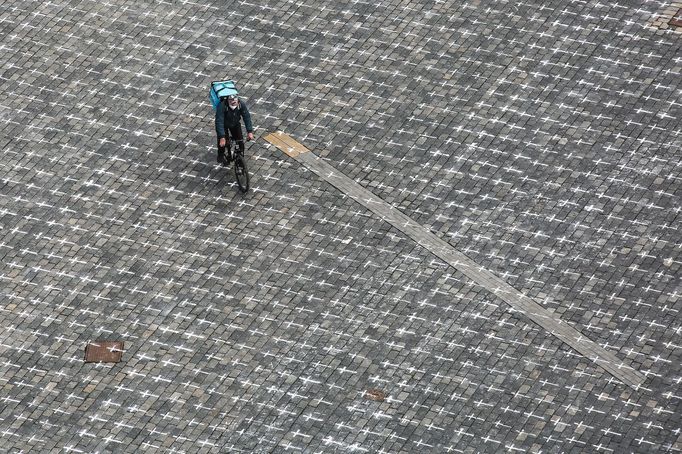 Staroměstské náměstí, kříže za oběti nemoci covid-19.