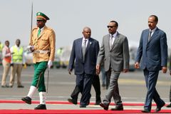 Eritrejský prezident přijel na historickou návštěvu Etiopie, v ulicích ho vítaly tisíce lidí