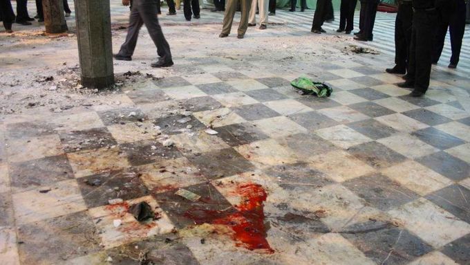 Krev na podlaze záhedánské mešity, kde se odpálil sebevražedný útočník