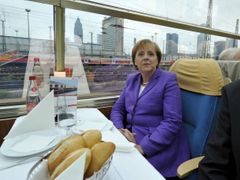 Angela Merkelová ve vlaku během předvolební kampaně.